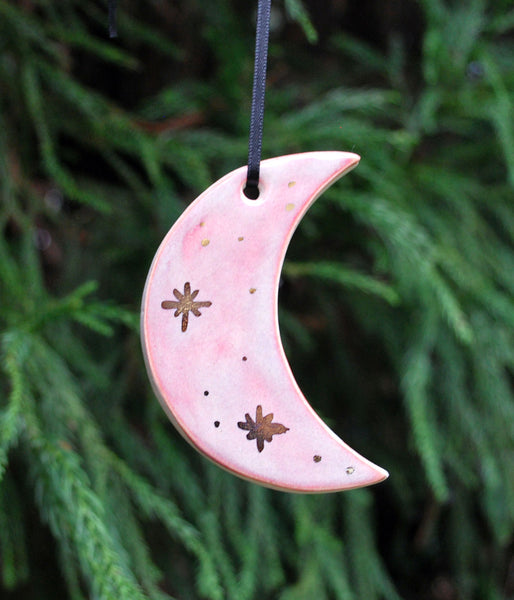 Crescent Moon OrnamentA pretty moon ornament to hang on your tree this year. This ornament has gold luster accents and can be glazed in the color of your choice. 